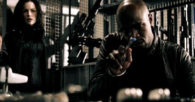 Khan analysant les munitions ramenées par Sélène