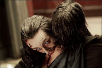 Lucian mord Michael afin de l'infecter et récupérer son sang