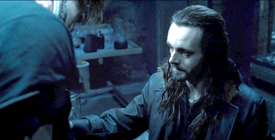 Lucian prévèle le sang de Michael pour se l'injecter