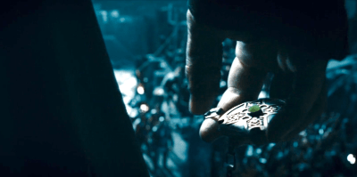 Lucian s'enfuit avec le pendentif de Sonja