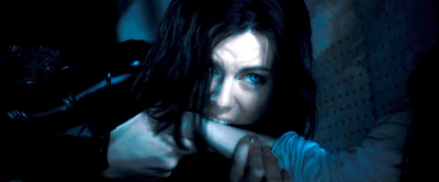 Sélène boit le sang d'Eve pour analyser ses souvenirs