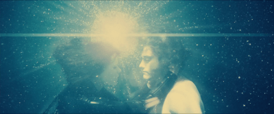 Sélène tente de réveiller Michael inconscient