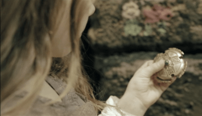 Sélène enfant tenant le médaillon de Sonja