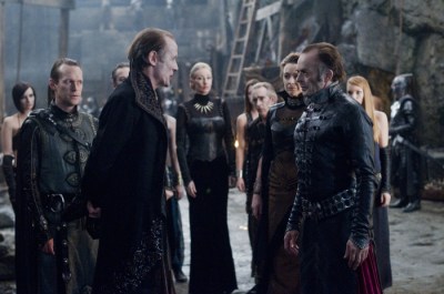 Coloman attirant l'attention de Viktor sur une possible rébellion des Lycans