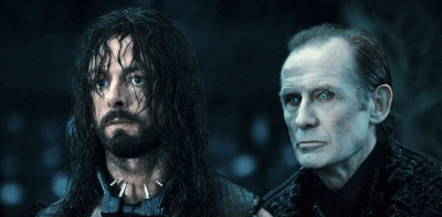 Viktor conseillant à Lucian de garder les yeux rivés au sol