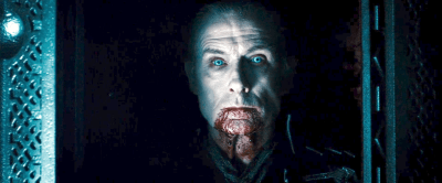 Viktor ressucité s'échappant par bateau