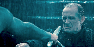 Viktor traitant l'enfant de Sonja de monstruosité